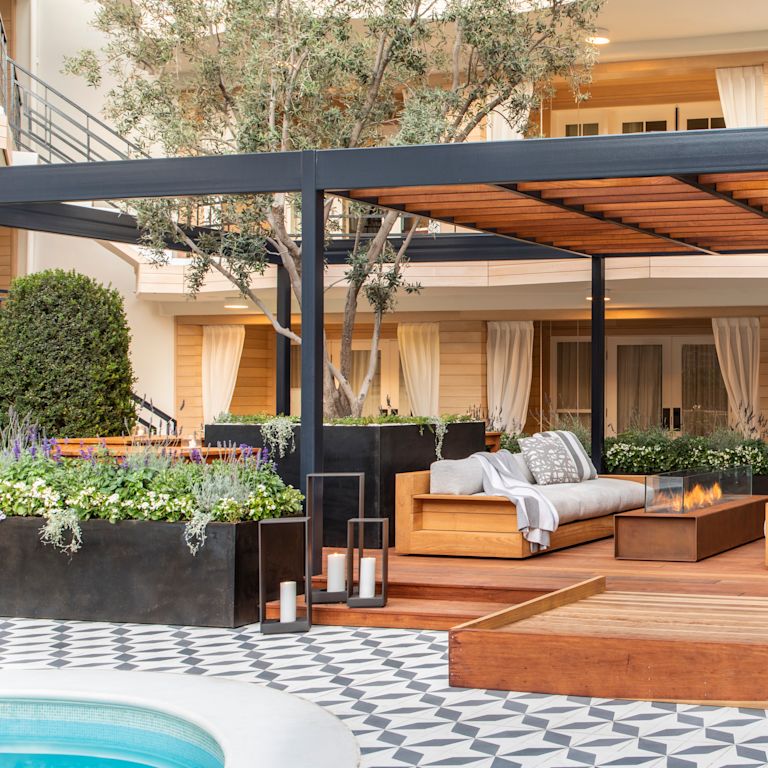 Área da piscina com varanda e cadeiras