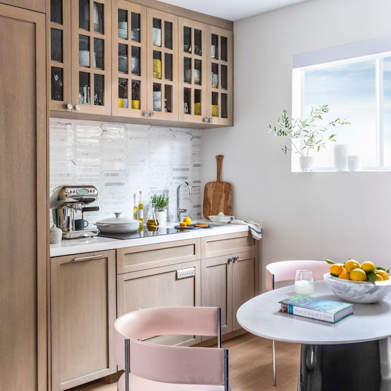 Área da cozinha com livro sobre a mesa