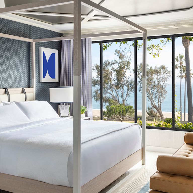 Cama no quarto com cadeira