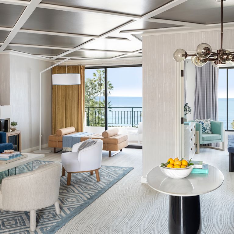 Área de lounge da suíte com vista para o mar