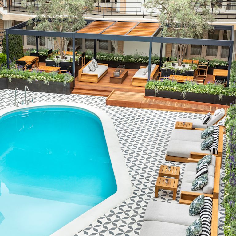 Piscina ao ar livre com área de estar e varanda