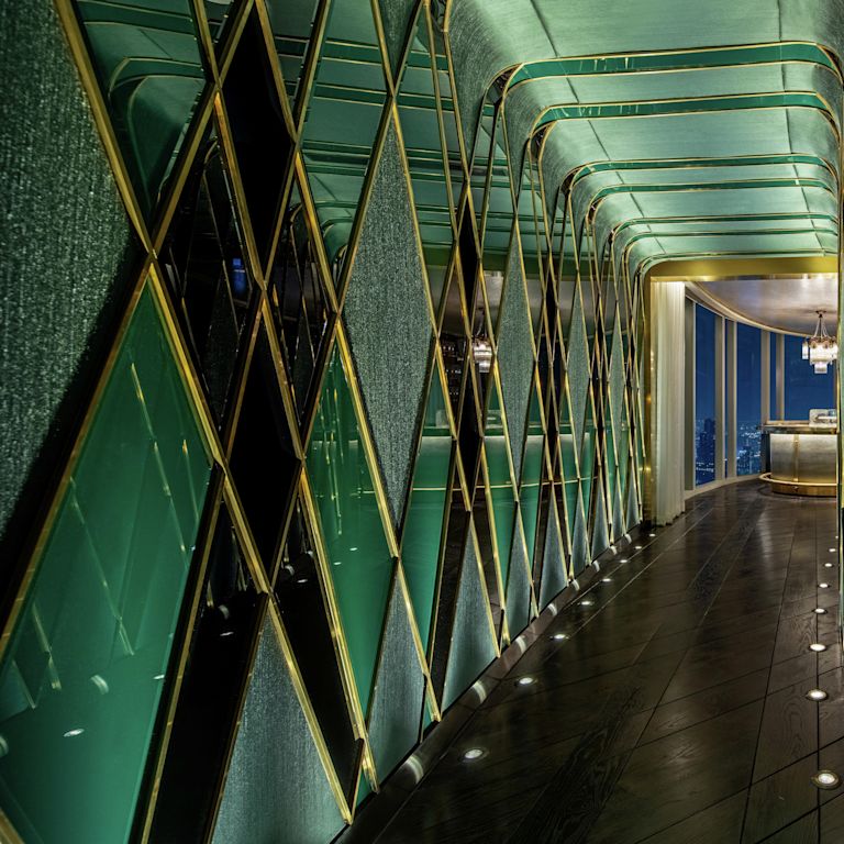 Tunel către zona barului