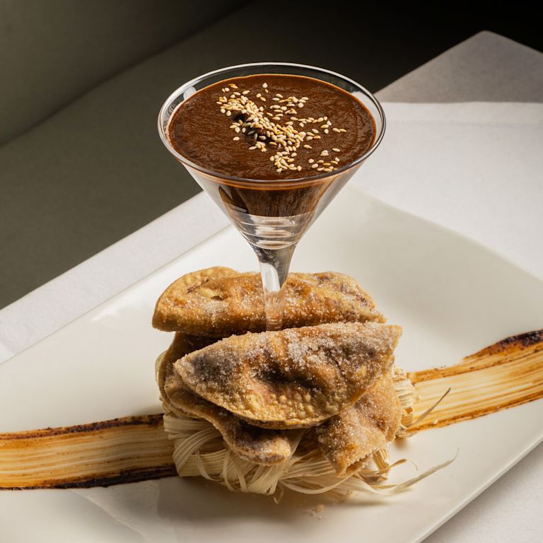 Dessert presentato in un bicchiere su uno sfondo bianco in tovaglia