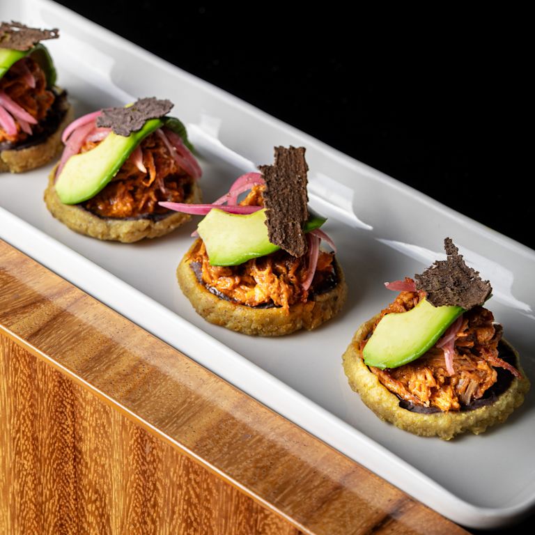 Antipasto presentato su uno sfondo in legno