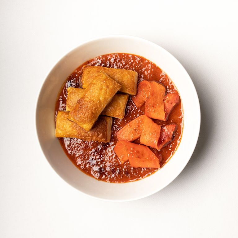 Ciotola da dessert su sfondo bianco