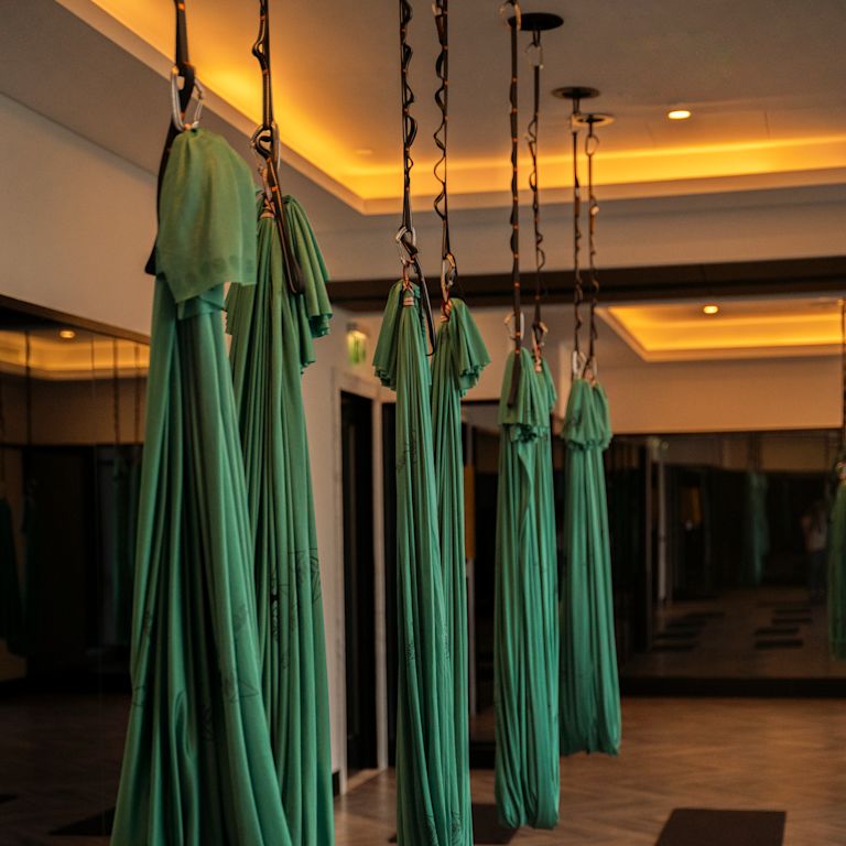 Zasłony wiszące w studio jogi