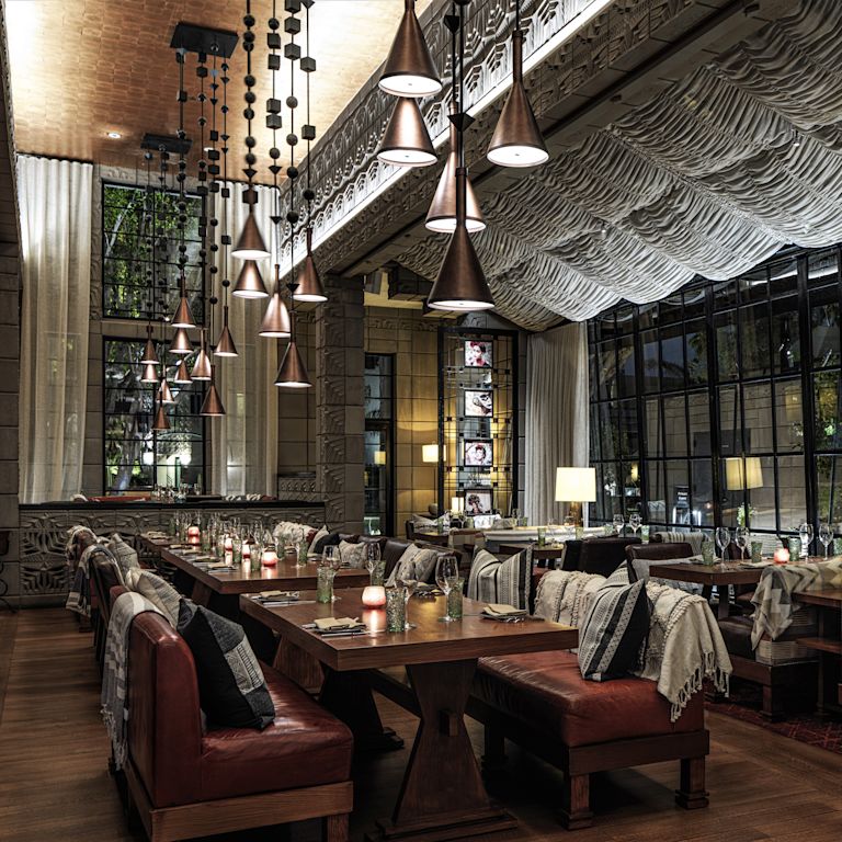 Masalar ve sandalyeler bulunan Renata's Restoran