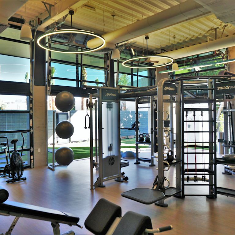 Banklar ve kardiyo aletleri bulunan fitness merkezi