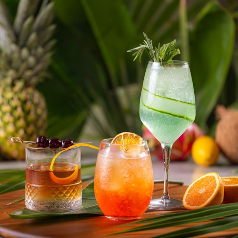 Cocktail-uri pe o masă la restaurantul Solara