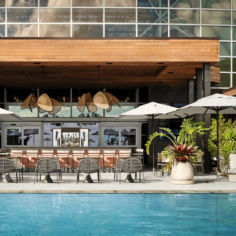 Vedere spre bar și piscină Solara