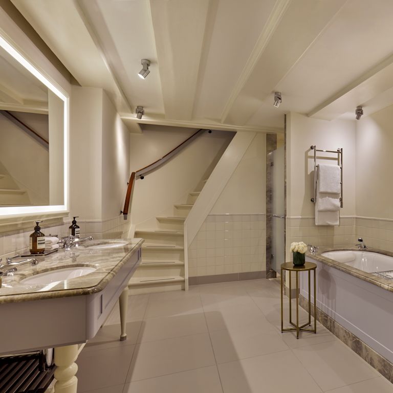 Suite - Bagno, lavabo, specchio, vasca da bagno, scala