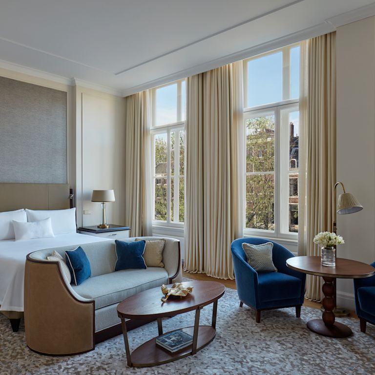 Suite - Ampio letto e zona soggiorno con vista sul canale