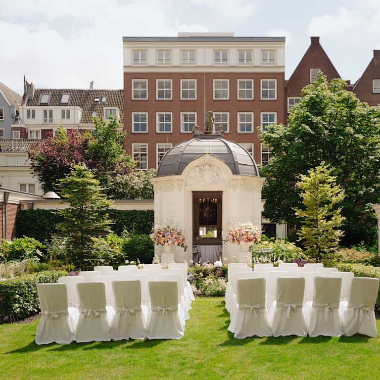 Cortile dell'hotel con allestimento per matrimoni