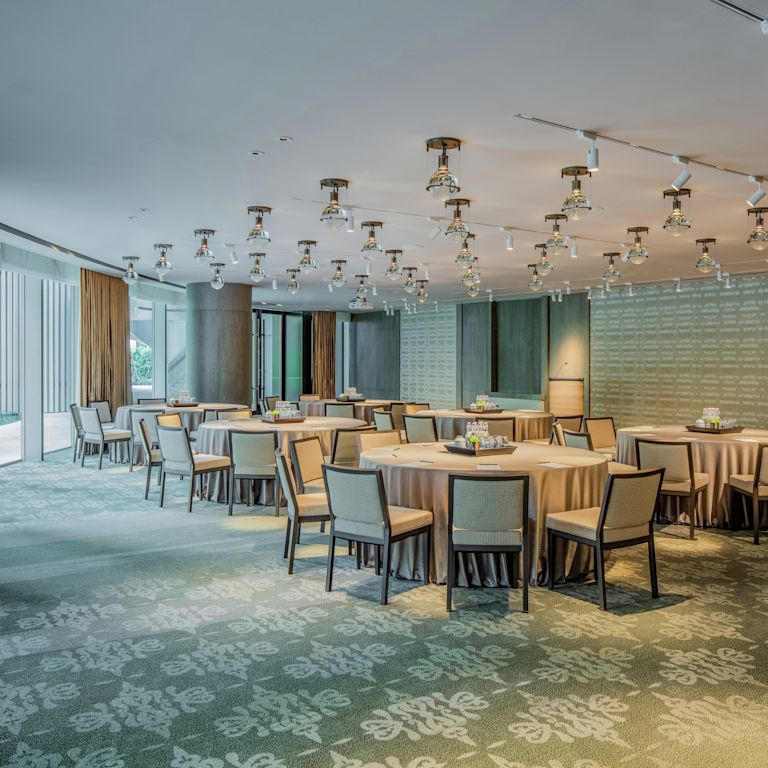 Sala de conferință cu configurare tip masă rotundă