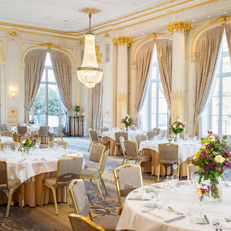 Salone per matrimoni allestito con allestimento a fiori