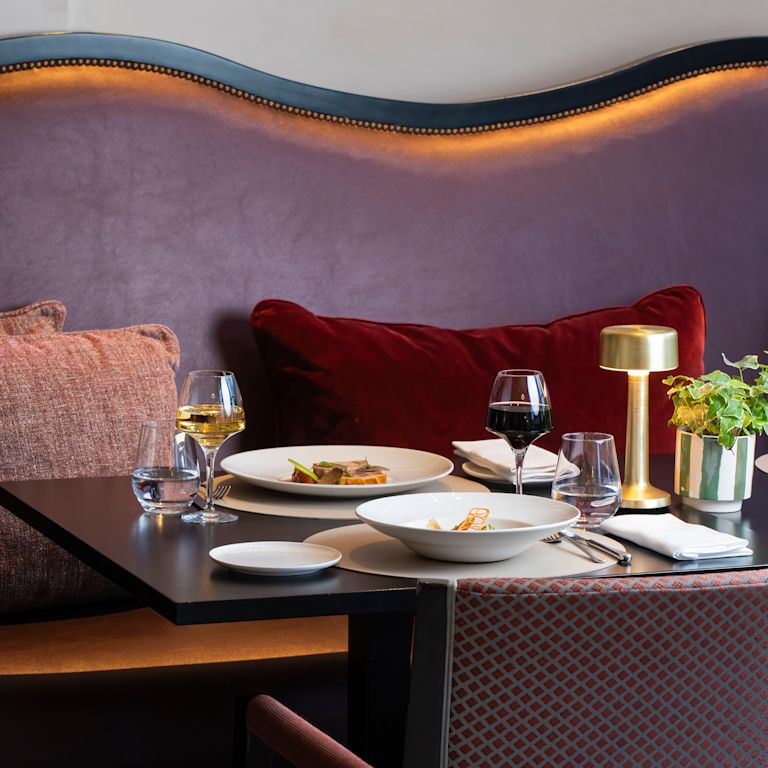 un tavolo per la cena al ristorante