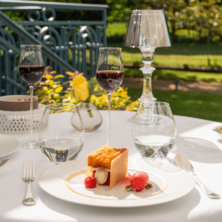 Gordon Ramsay au Trianon, tavolo da patio con dessert e bicchieri di vino