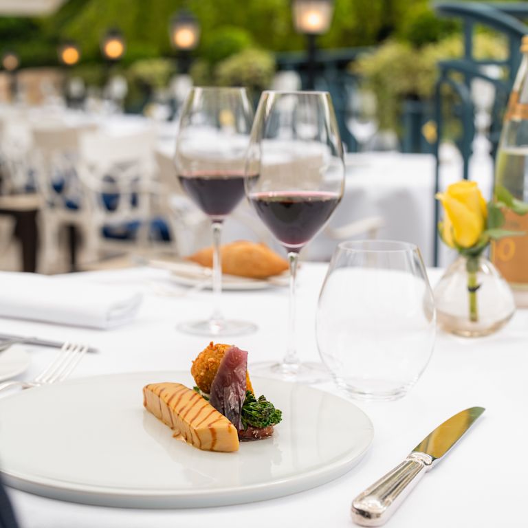 Gordon Ramsay au Trianon, piatto culinario, bicchieri di vino