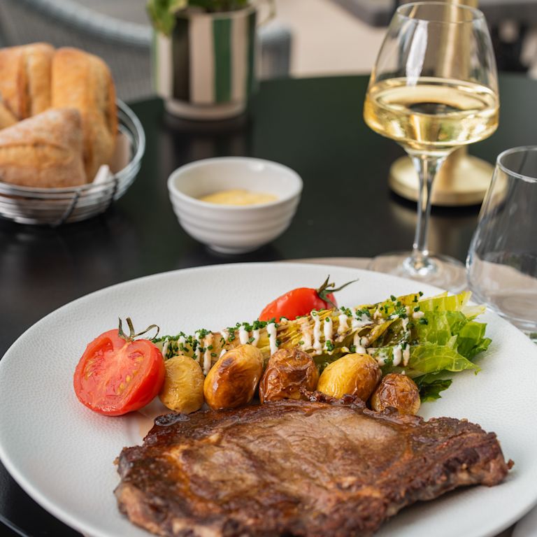La Véranda, antipasto di carne di maiale, vino, pane