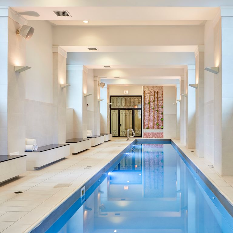 Piscina coberta com lapso no spa