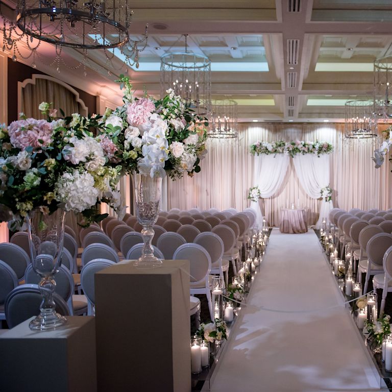 Sala de reunião configurada para uma comemoração de casamento
