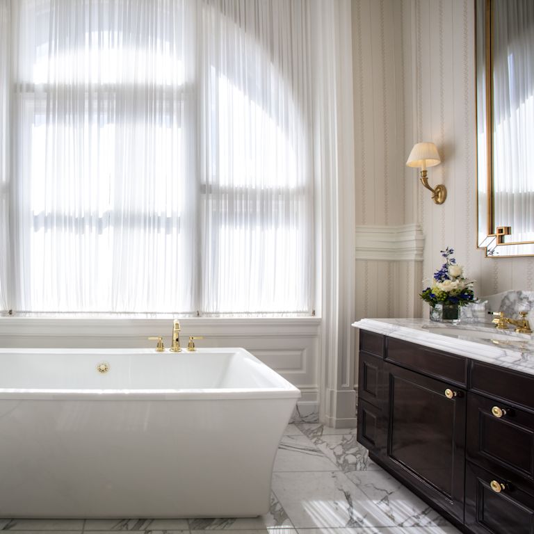 Franklin suite bathroom bathtub
