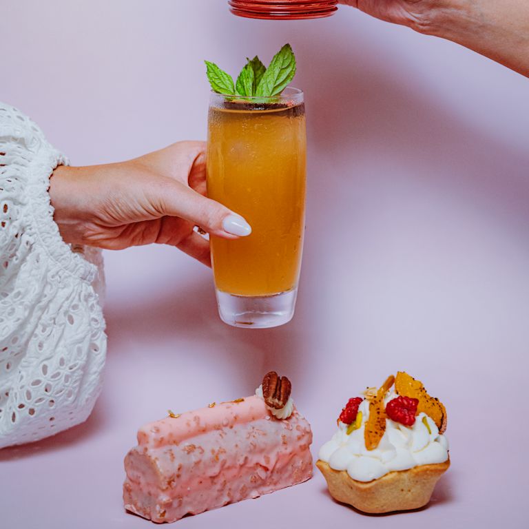 Phụ nữ có đồ uống và đồ ngọt ở Ledoux
