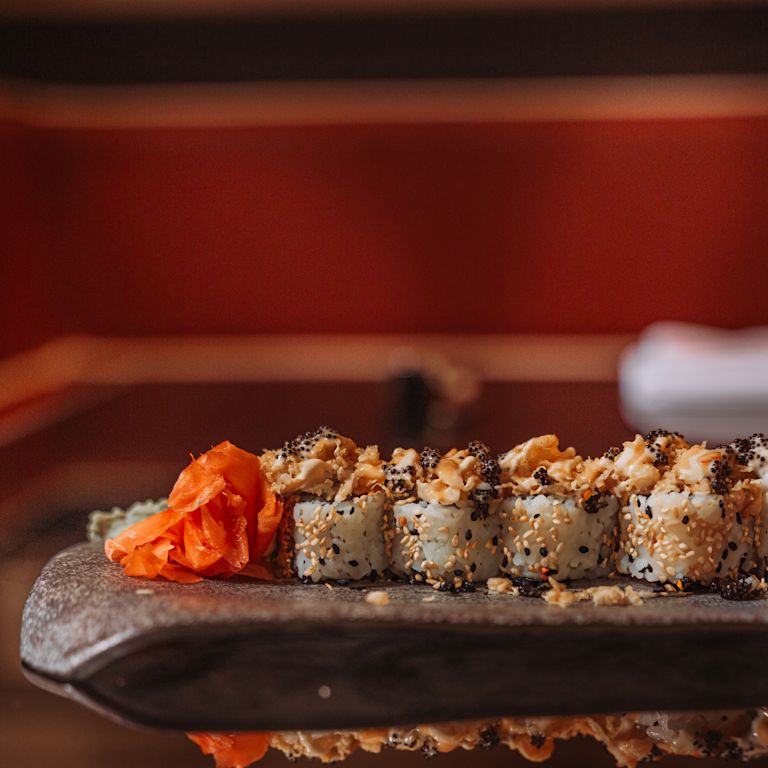 Sushi trên khay tại Tribeca Market