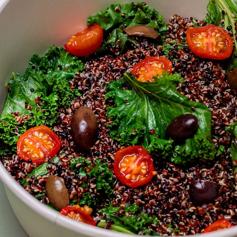 Nhà hàng Volante, salad quinoa với cải xoăn, ô liu và cà chua
