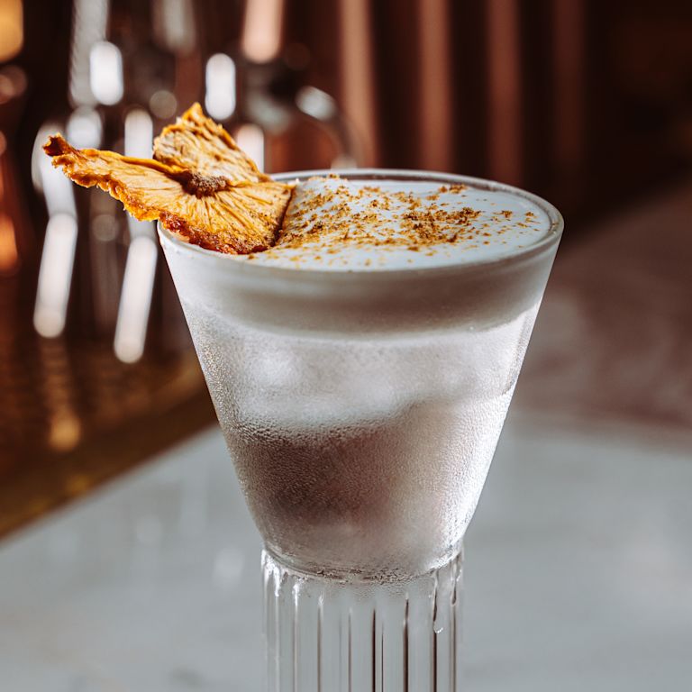 Thức uống đặc biệt trên ly tại The Cortland Bar