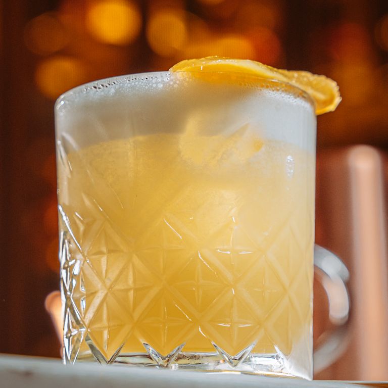 Một ly đồ uống tại The Cortland Bar