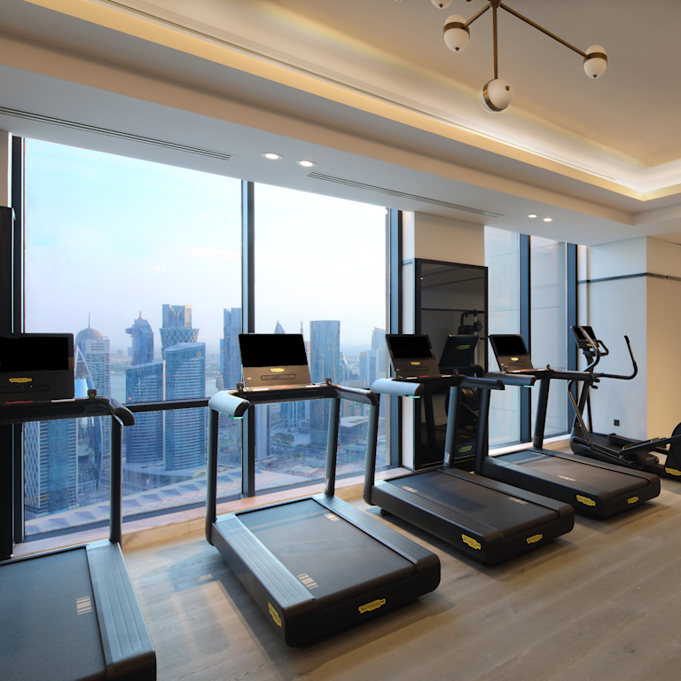 Bieżnie w centrum fitness z widokiem na miasto z dużych okien