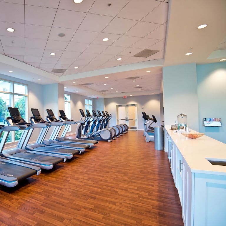 gimnasio en el hotel, máquinas trotadoras