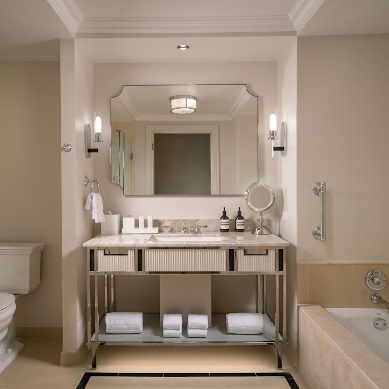 baño de la habitación, tocador, espejo, bañera, ducha