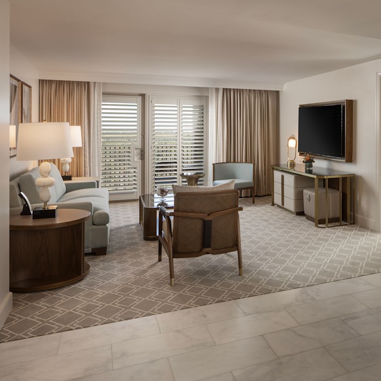 área de lounge de la suite, sofá, divanes, televisor, mesa de comedor, entrada al dormitorio