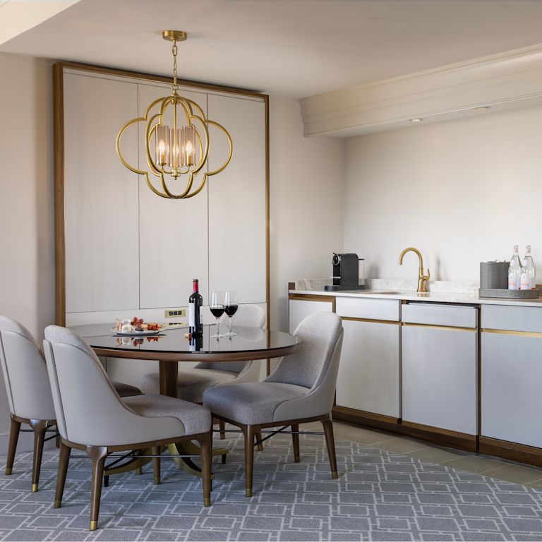 área de bar con fregadero y mesa de comedor de la suite