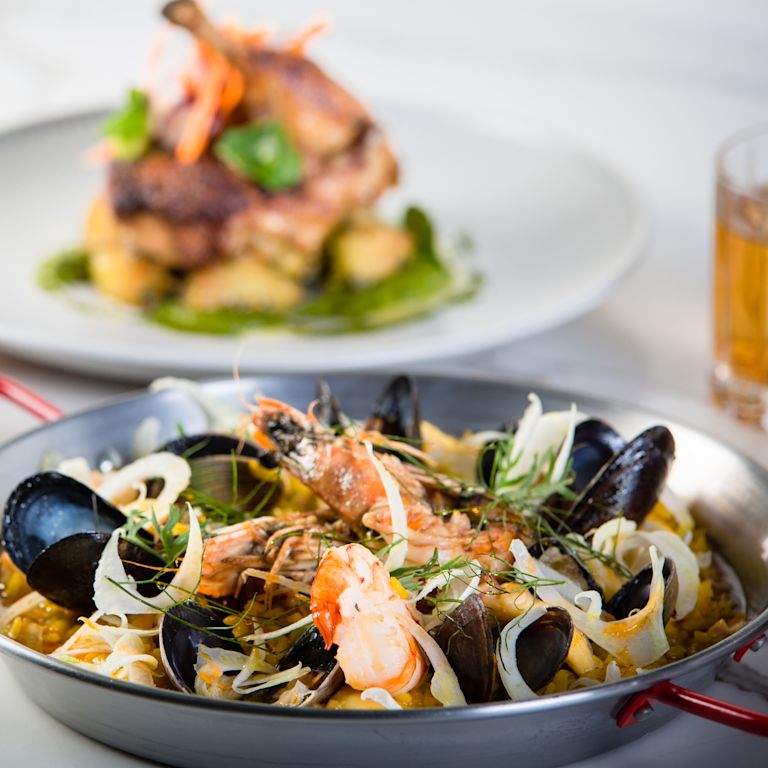 Plato de mejillones sobre un plato en la mesa y bar del restaurante AVEO