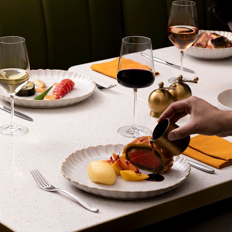Phi lê thịt bò Wellington, Khoai tây nghiền kem và Cà rốt tại Park Corner Brasserie