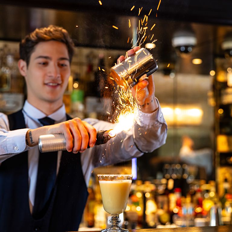 Barman che prepara un drink al Vault Bar