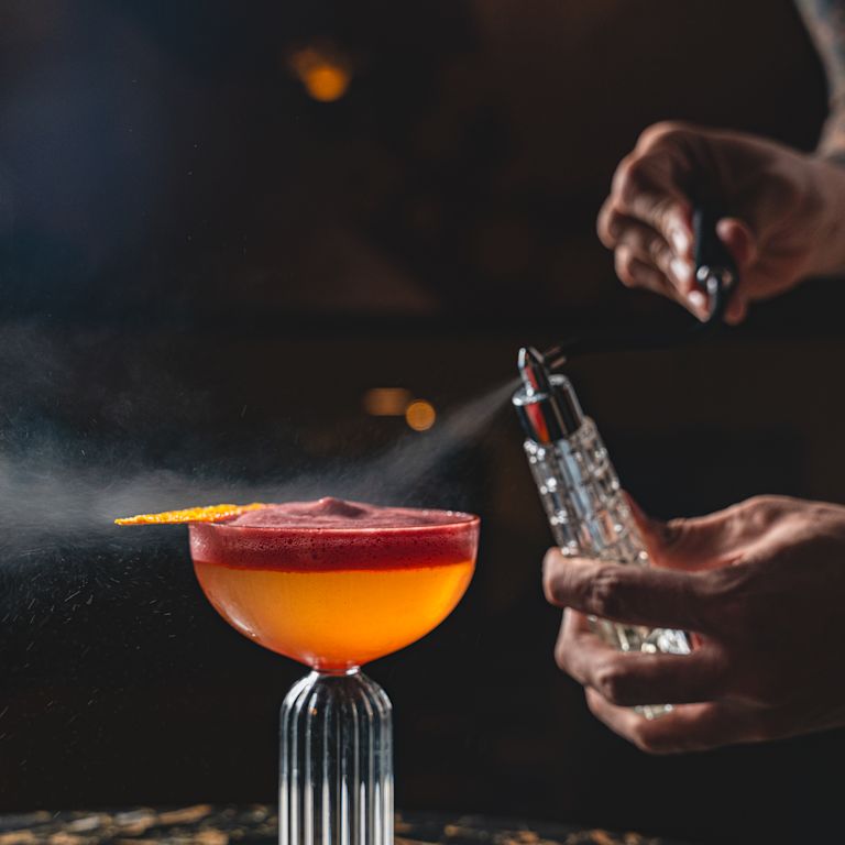 Nhân viên pha chế chuẩn bị đồ uống tại The Cortland Bar
