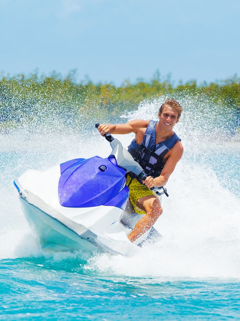 Mann beim Jetskifahren im Ozeanübergang