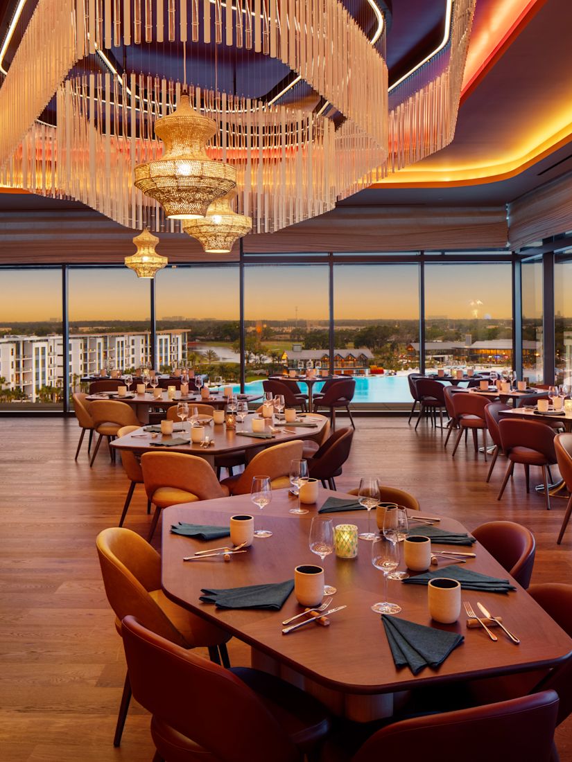 Hotelowa restauracja Ceiba, jadalnia ze stołami do obsługi.-transition
