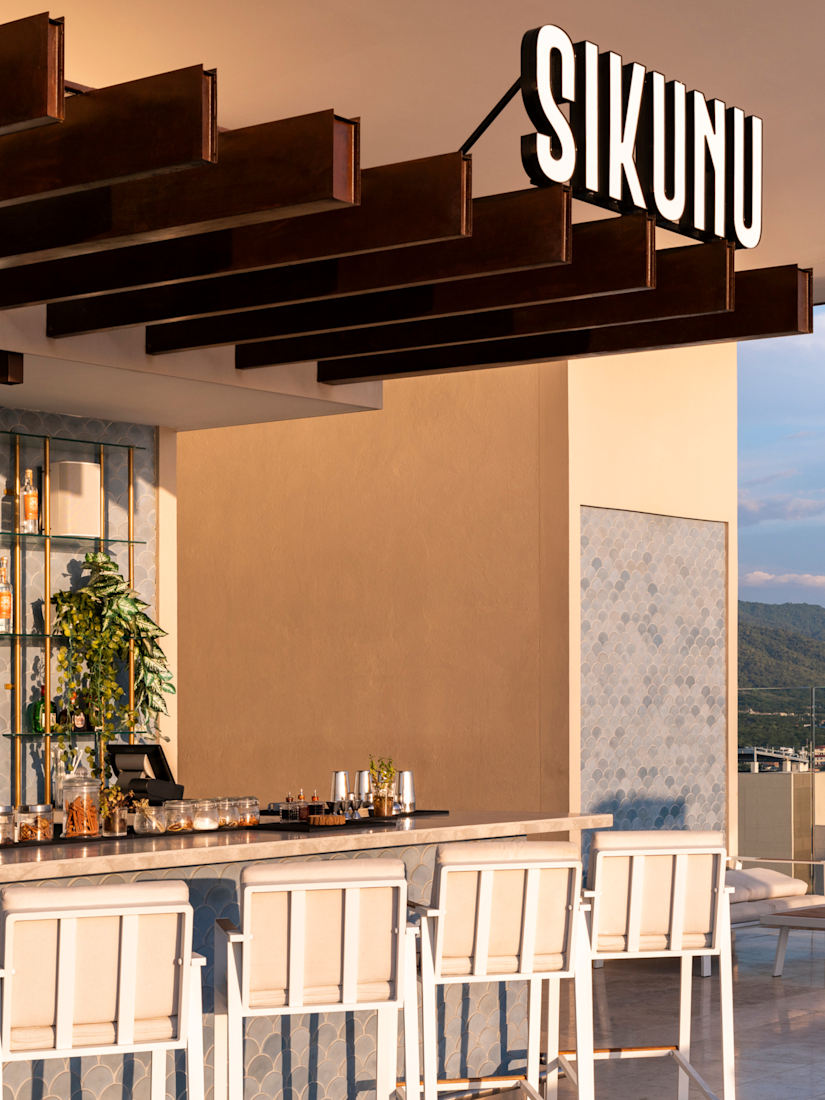 Sikunu Rooftop Bar พร้อมวิวภูเขาในฉากหลัง