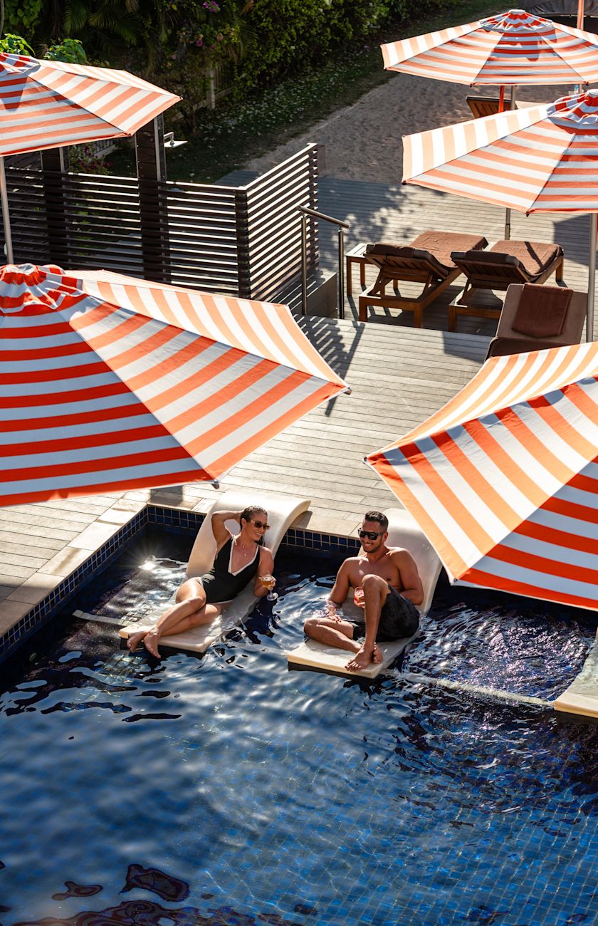 Entspannungsbereich im Swimmingpool aus der Luft