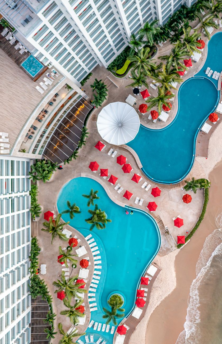 上空から見たホテルの屋外プール