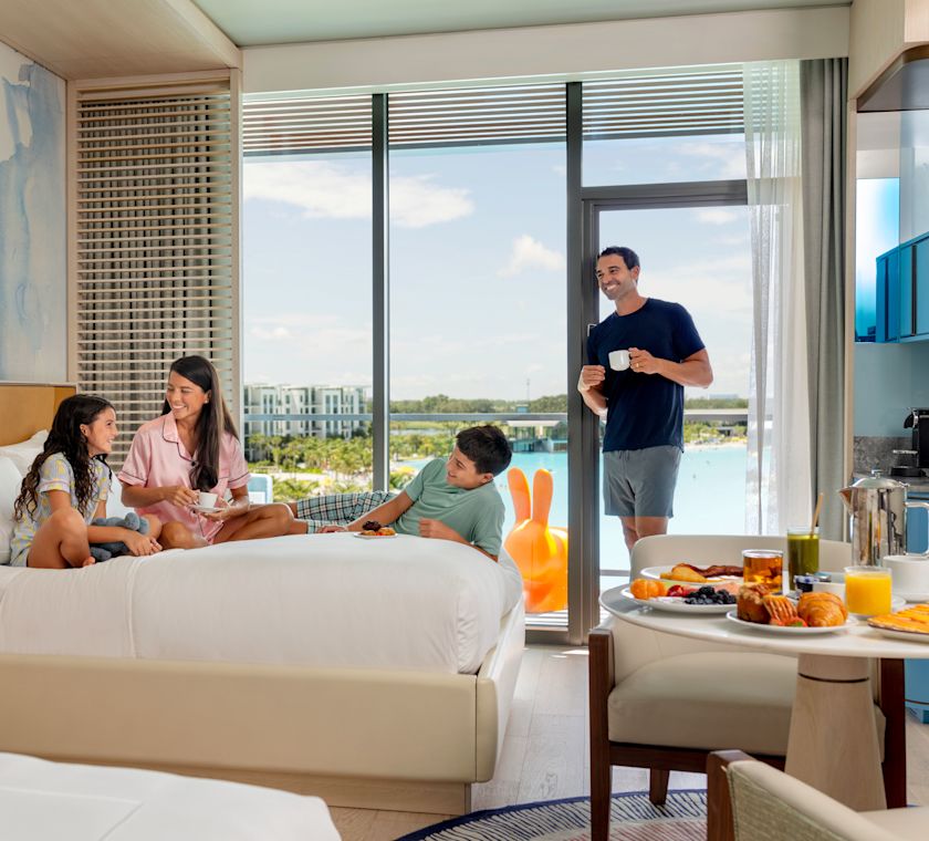 familia disfrutando del servicio a la habitación en una suite