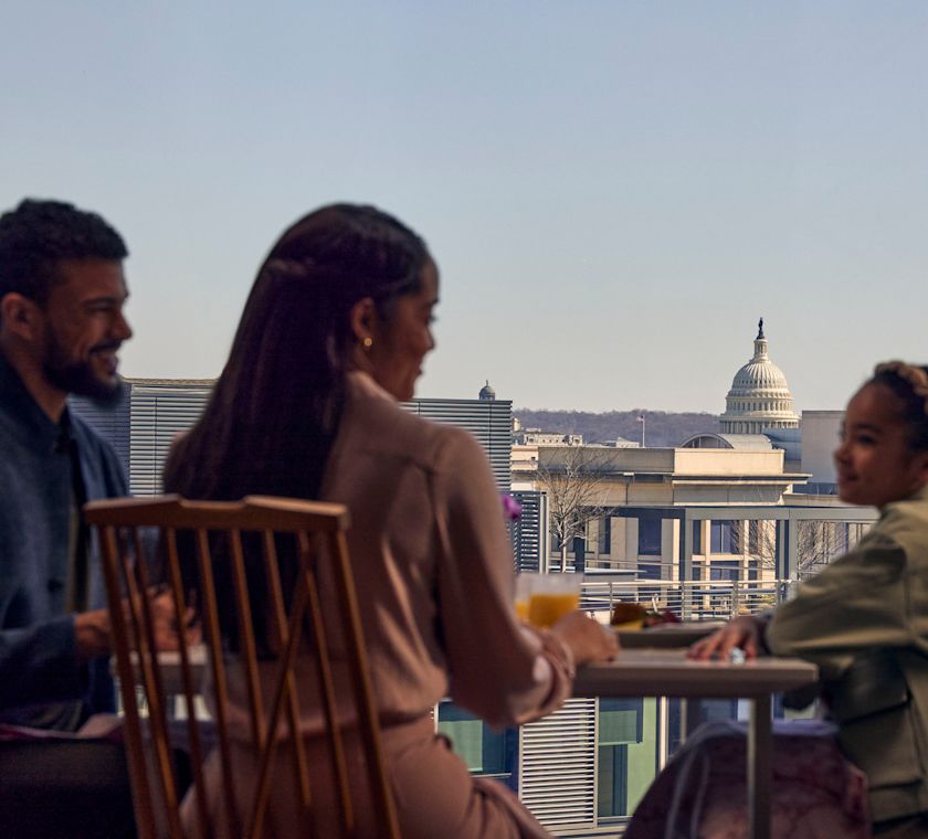 Familien genießen Frühstück mit Stadtblick