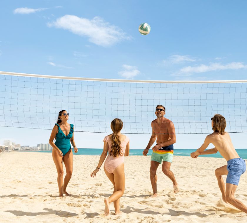 Famille jouant au volley-ball