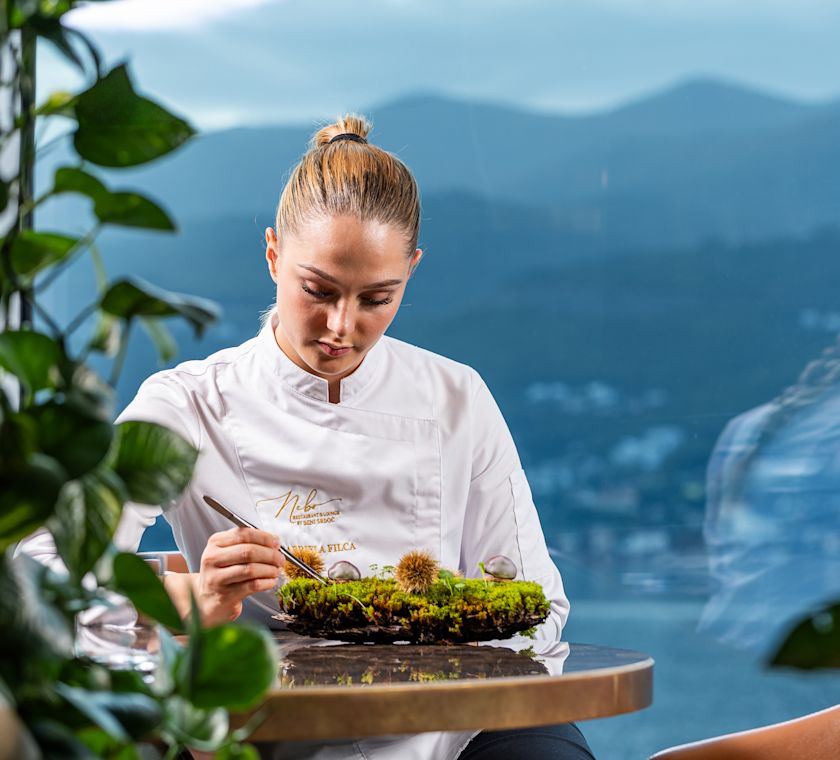 un chef préparant un plat artistique au Nebo Restaurant and Lounge