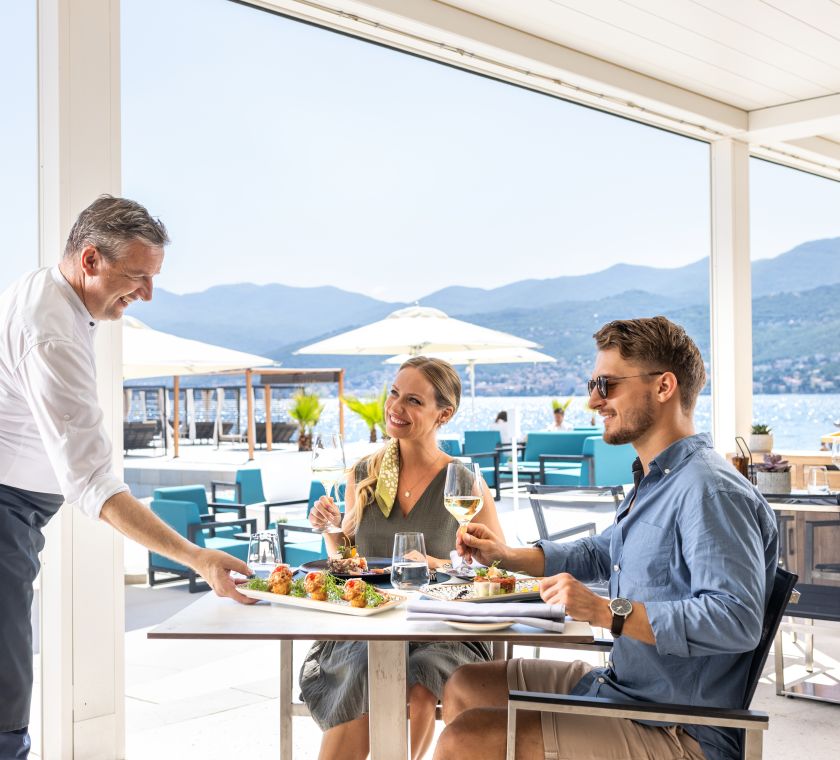 Un homme et une femme se voient servir de la nourriture en attendant le personnel